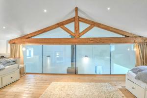 ein Schlafzimmer mit einer großen Glasdusche in der Mitte in der Unterkunft Renovated Chalet In The Heart Of Nature In Vendée in La Gaubretière