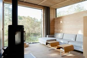 Khu vực ghế ngồi tại Feel The Nature Inside In Architect-Designed Gem