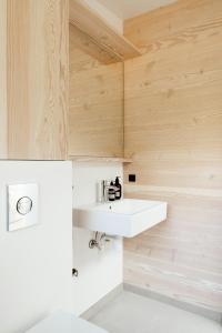 Ảnh trong thư viện ảnh của Feel The Nature Inside In Architect-Designed Gem ở Nibe