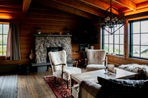 Posezení v ubytování Charming And Cozy Timber Cabin In Sirdal + 32 fotografií