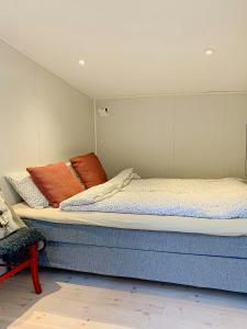 un dormitorio con una cama grande en una habitación en Traditional Charm And Modern Style In Vågå, en Vågåmo