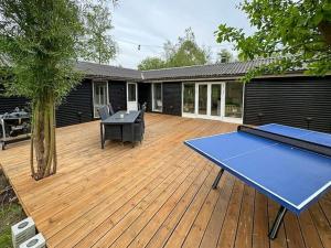 Stolní tenis v ubytování Family Friendly Holiday Home Near Lammefjorden nebo okolí