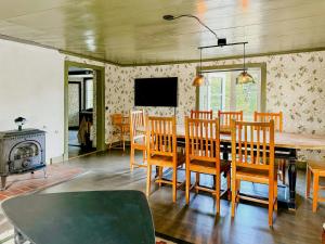 TV a/nebo společenská místnost v ubytování 1800S Holiday Home Near Åsnen And National Park