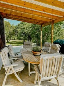 Patio nebo venkovní prostory v ubytování 1800S Holiday Home Near Åsnen And National Park
