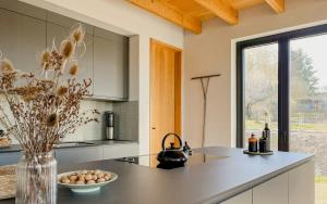 Dapur atau dapur kecil di Stylish Design Retreat Near The Lake +12 gambar