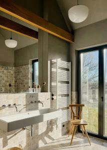 Bilik mandi di Stylish Design Retreat Near The Lake