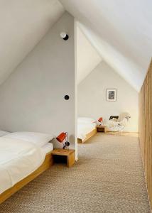 Katil atau katil-katil dalam bilik di Stylish Design Retreat Near The Lake