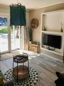 Μια τηλεόραση ή/και κέντρο ψυχαγωγίας στο Charming House Near Ireviken Beach