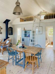 Μια τηλεόραση ή/και κέντρο ψυχαγωγίας στο Island House On Private Island With Sea View +13 φωτογραφίες