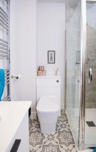 Koupelna v ubytování Gad About + 21 fotografií