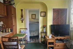 ノッティンガムにあるStudio-Annex-Private Entrance-Self Check-Inのリビングルーム(テレビ、デスク、テーブル付)