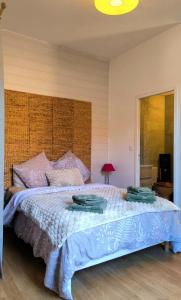 une chambre avec un grand lit avec des oreillers dessus dans l'établissement Kalu Studio 8 - Studio cosy Centre médiéval Sarlat, à Sarlat-la-Canéda