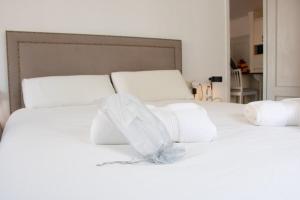 un letto bianco con cuscini bianchi di Amazonia City Center a Torremolinos