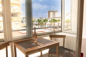 un tavolo su un balcone con vista sulla città di Amazonia City Center a Torremolinos