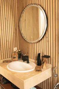 un bagno con lavandino e specchio di Amazonia City Center a Torremolinos Altre 17 foto