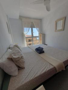 A bed or beds in a room at Alquilaencanarias-Medano, Cabezo beach, sea views!