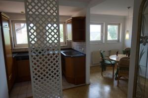 Il comprend une cuisine et une salle à manger avec une table. dans l'établissement Lüttke Juwel, Ferienwohnung mit traumhaftem Seeblick, à Lembruch