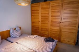 two twin beds in a bedroom with wooden cabinets at Adele-gemütliche Erdgeschoss Ferienwohnung für 2-4 Personen in Hüde
