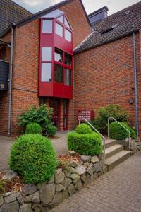 a brick building with a red window on it at Adele-gemütliche Erdgeschoss Ferienwohnung für 2-4 Personen in Hüde