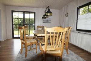 a dining room with a table and chairs at Dümmerglück gemütliches und im skandinavischen Still in Lembruch