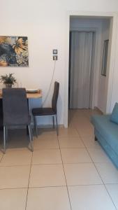 ein Wohnzimmer mit einem Tisch und einem Sofa in der Unterkunft Anastelia Apartments - 2 in Olympiada