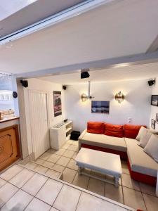 a living room with a couch and a table at Le 140, Surf et Confort in Seignosse