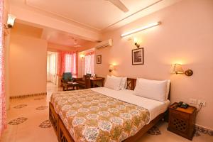 Postel nebo postele na pokoji v ubytování Om Niwas Suite Hotel + 37 fotografií