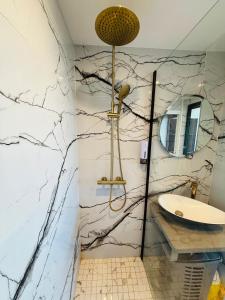 Et badeværelse på Appartement Vicat Porte de Versailles