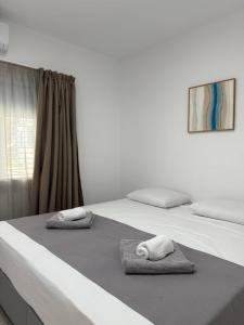 Ένα ή περισσότερα κρεβάτια σε δωμάτιο στο Ayia Napa 2BR - Prime Location