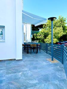 Μπαλκόνι ή βεράντα στο Ayia Napa 2BR - Prime Location