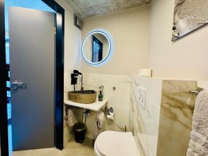 Ein Badezimmer in der Unterkunft Peaky Riders Self Check-in Hotel
