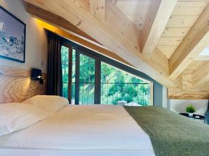 Ein Bett oder Betten in einem Zimmer der Unterkunft Peaky Riders Self Check-in Hotel