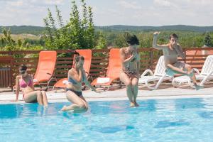 Bazén v ubytování Szalajka Liget Hotel és Apartmanházak nebo v jeho okolí