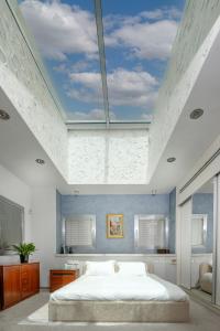 Ένα ή περισσότερα κρεβάτια σε δωμάτιο στο Tel Mond Complex - וילה מקסימה למשפחות עם ג'קוזי וסוויטה