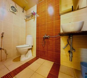 a bathroom with a toilet and a sink at Hotel Namo Gange in Rishīkesh