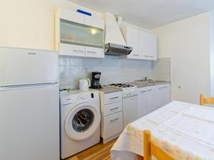 Kuchyň nebo kuchyňský kout v ubytování Apartments Sunce