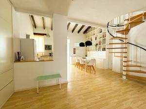 A kitchen or kitchenette at Duplex al lado de los Jardines del Turia