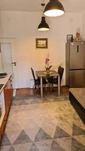 Kuchyň nebo kuchyňský kout v ubytování Apartman Zvijezda