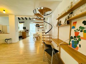 A kitchen or kitchenette at Duplex al lado de los Jardines del Turia