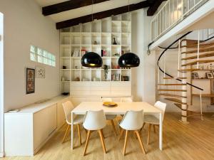 A seating area at Duplex al lado de los Jardines del Turia