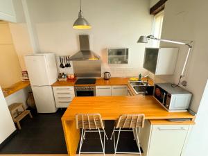 A kitchen or kitchenette at Duplex al lado de los Jardines del Turia