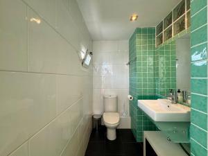 A bathroom at Duplex al lado de los Jardines del Turia