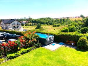 a backyard with a hot tub in a yard at Willa Horn in Władysławowo