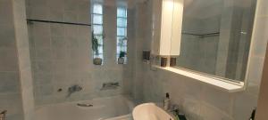 Un baño con bañera, inodoro y lavabo. en Harmony 2, en Artemida 22 fotos más