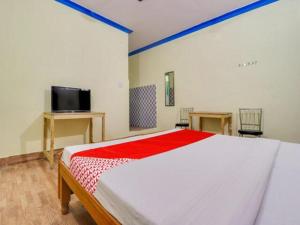a bedroom with a large bed and a tv at Hotel Abhinandan in Phata
