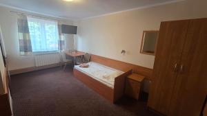 Pokój hotelowy z łóżkiem i biurkiem w obiekcie Hotel-Restauracja-Bar Rudka w Ostrowcu Świętokrzyskim