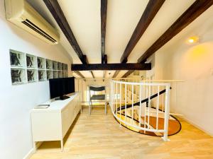 A television and/or entertainment centre at Duplex al lado de los Jardines del Turia