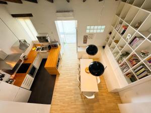 A kitchen or kitchenette at Duplex al lado de los Jardines del Turia