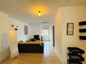 A television and/or entertainment centre at Duplex al lado de los Jardines del Turia