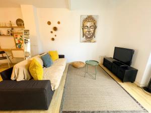 A television and/or entertainment centre at Duplex al lado de los Jardines del Turia